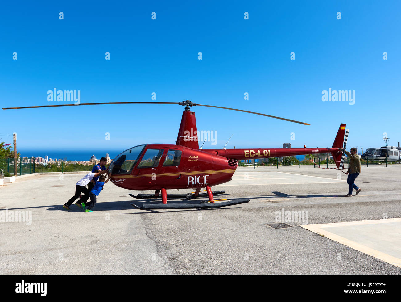 Benidorm, España - Mayo 13, 2017: la gente y el helicóptero en un campo de aterrizaje. Excursión en helicóptero de Benidorm, es una atracción turística de la Costa Blanca. Provi Foto de stock