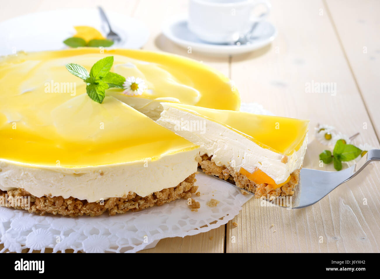 Tarta de queso fresco con mango y fruta glaseada, el flan caso hecha de migajas Foto de stock