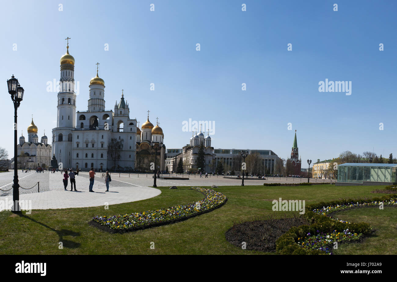 Moscú Kremlin: Campanario de Iván el Grande, la torre más alta del complejo, construido en 1508, y el estado del Kremlin Kremlin Palace (palacio de congresos) Foto de stock