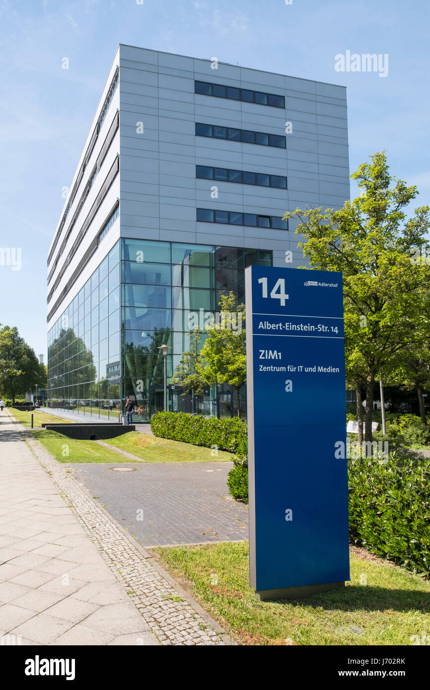 Centro para ella y medios en Adlershof Parque de Ciencia y Tecnología Parque en Berlín, Alemania Foto de stock