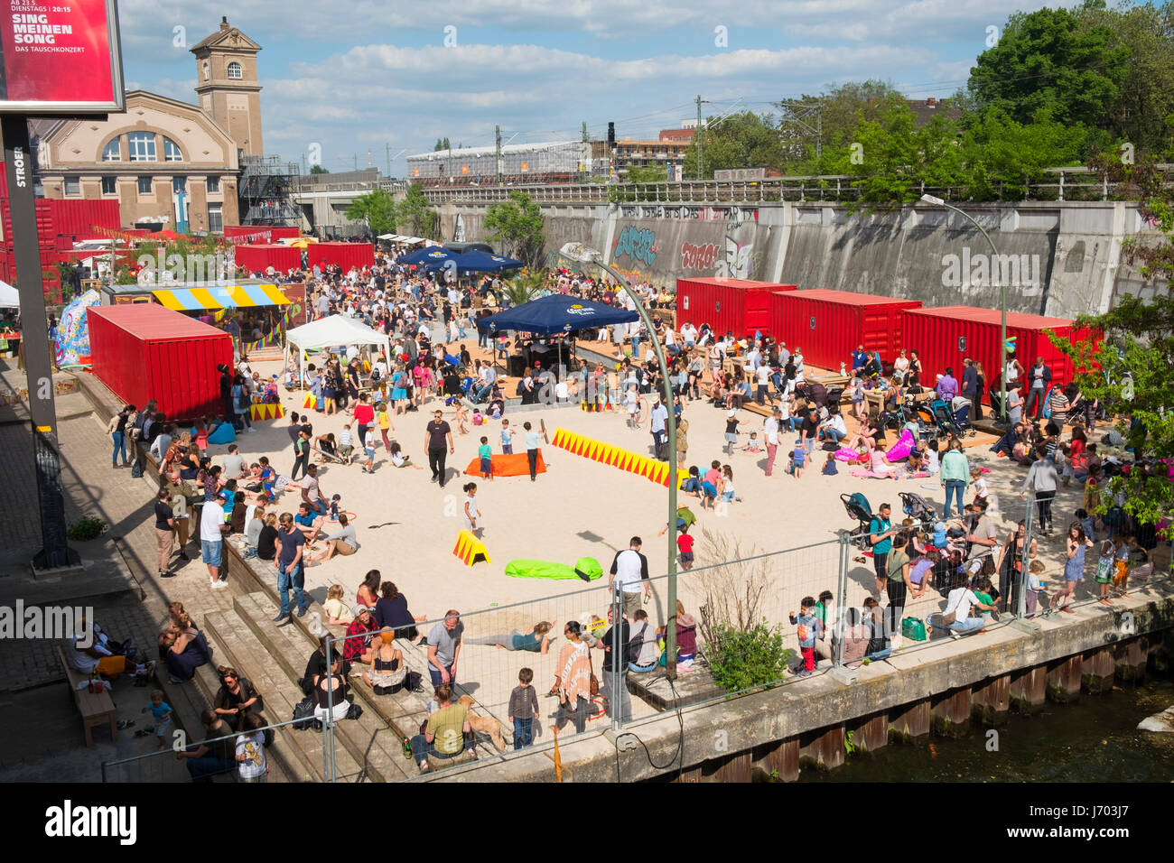 Fiesta en la playa en urban beach club club de Magdalena en Friedrichshain, Berlín, Alemania Foto de stock
