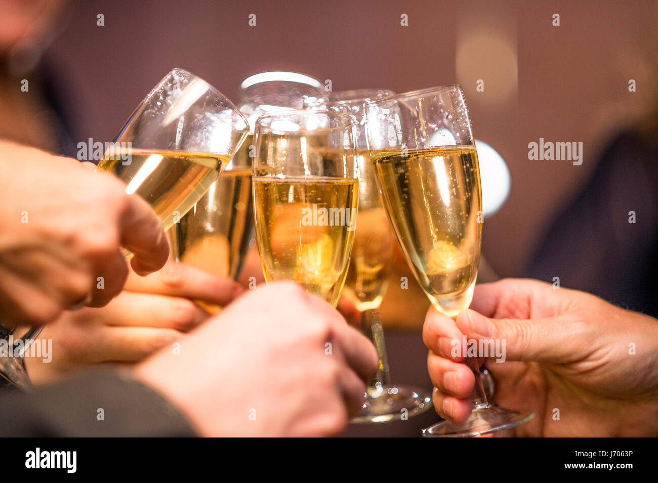 Feliz año nuevo copas y champaña fotografías e imágenes de alta ...