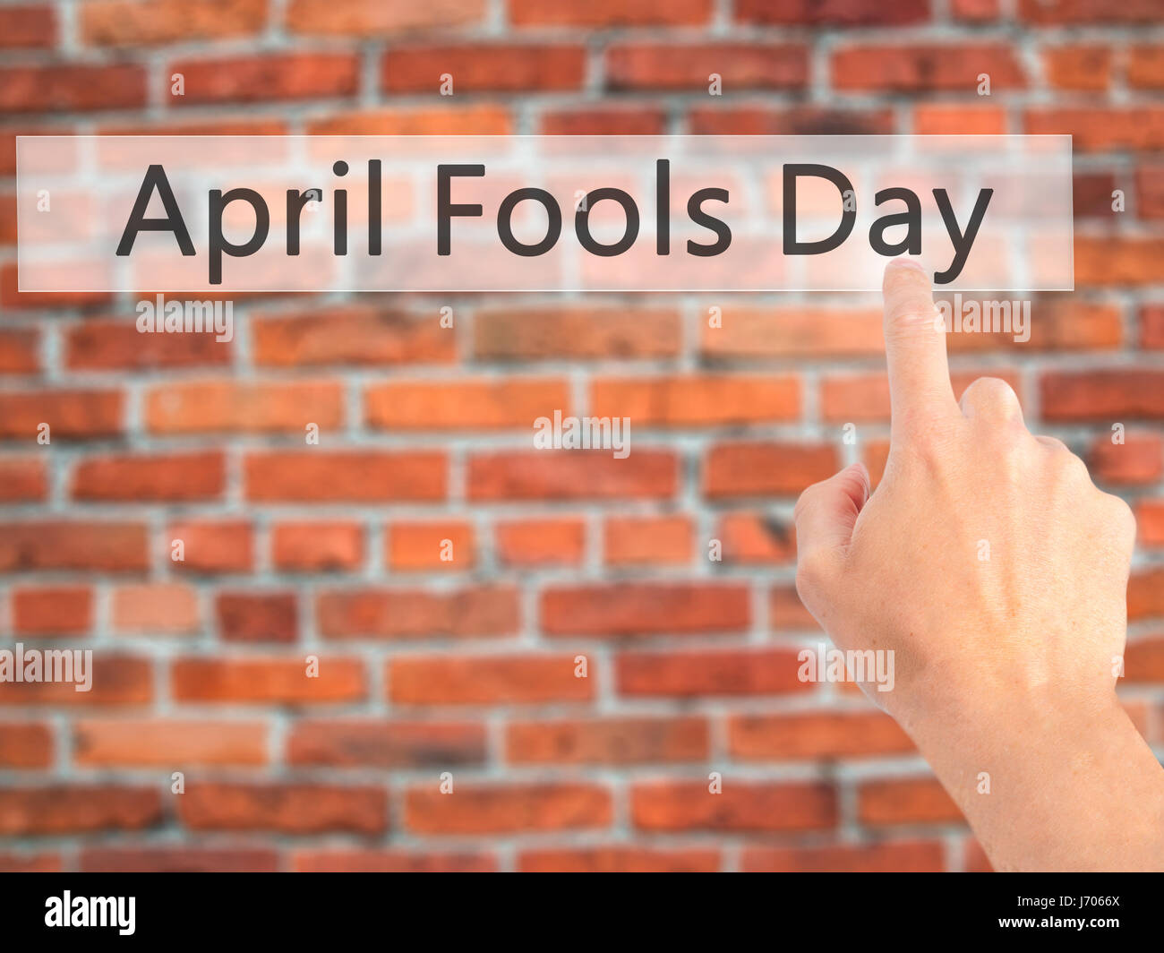 April Fools Day - Mano presionando un botón de fondo borroso concepto . Negocios, tecnología, internet concepto. Stock Photo Foto de stock