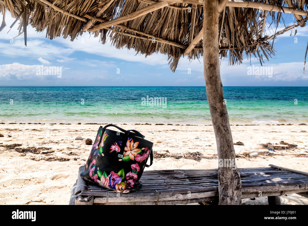 Una bolsa en una silla de playa de Bantayan, Filipinas Foto de stock