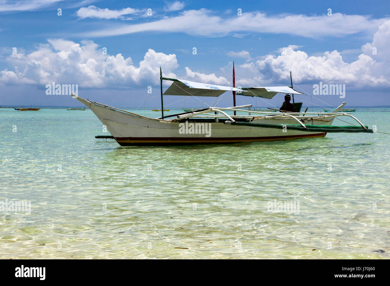 Filipina tradicional barco anclado en la playa de Bantayan, SEBU, Filipinas. Foto de stock