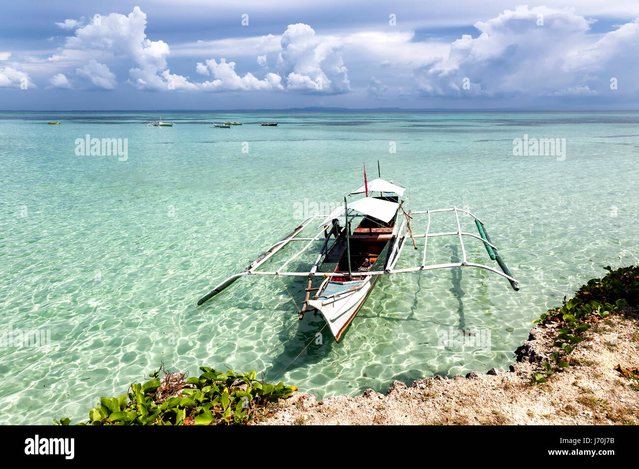 Tradicional barco anclado en la playa de Bantayan, SEBU, Filipinas. Foto de stock