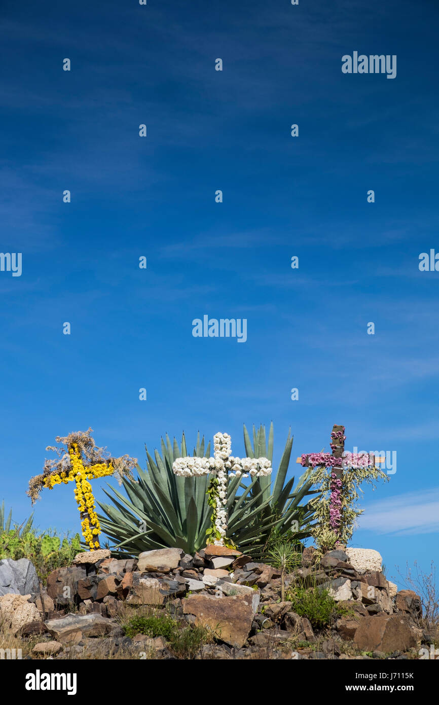 Decorado con motivos florales con tres cruces en la cima de una colina, marcando el Dia de la Cruz la celebración el 3 de mayo en Tenerife, Islas Canarias, España Foto de stock