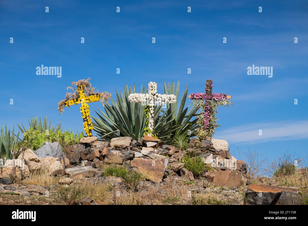 Decorado con motivos florales con tres cruces en la cima de una colina, marcando el Dia de la Cruz la celebración el 3 de mayo en Tenerife, Islas Canarias, España Foto de stock