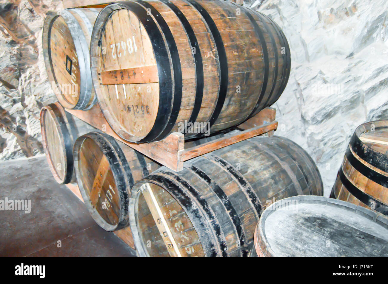 Los antiguos barriles de madera para la conservación del vino en las bodegas del castillo de Vianden Foto de stock