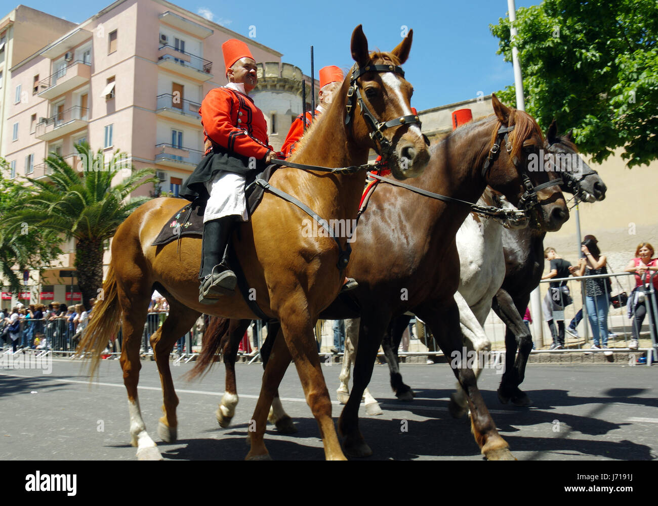 En Sassari, Cerdeña. Cavalcata Sarda 2017, el tradicional desfile de disfraces y corredores de toda Cerdeña Foto de stock