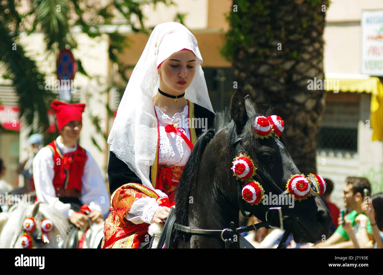 En Sassari, Cerdeña. Cavalcata Sarda 2017, el tradicional desfile de disfraces y corredores de toda Cerdeña. Un youngh horsewoman Foto de stock