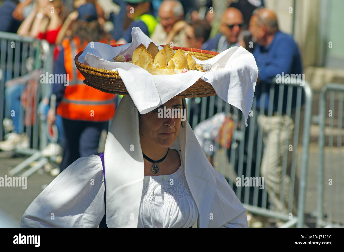 Sassari, Italia, 21 de mayo de 2017 Cavalcata Sarda 2017. Cada año en mayo en Sassari (Cerdeña) un espectacular desfile de cientos de cochecito y Foto de stock