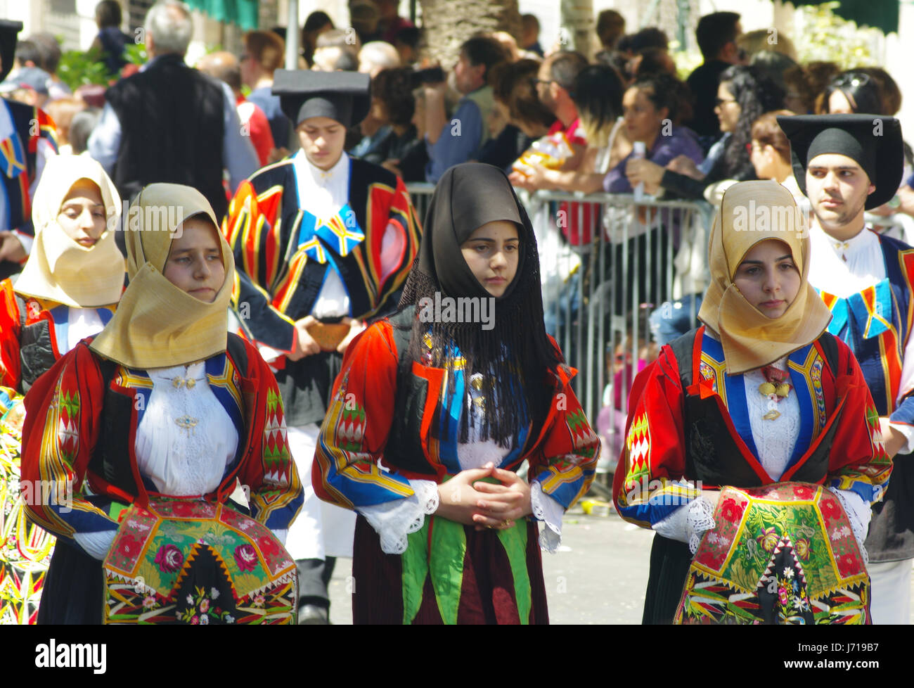 En Sassari, Cerdeña. Cavalcata Sarda 2017, el tradicional desfile de disfraces y corredores de toda Cerdeña. Traje de Orgosolo Foto de stock