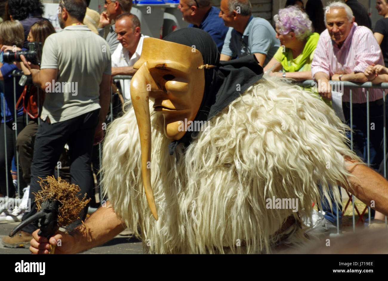 En Sassari, Cerdeña. Cavalcata Sarda 2017, el tradicional desfile de disfraces y corredores de toda Cerdeña. Y merdules Boes, máscara tradicional de Otta Foto de stock