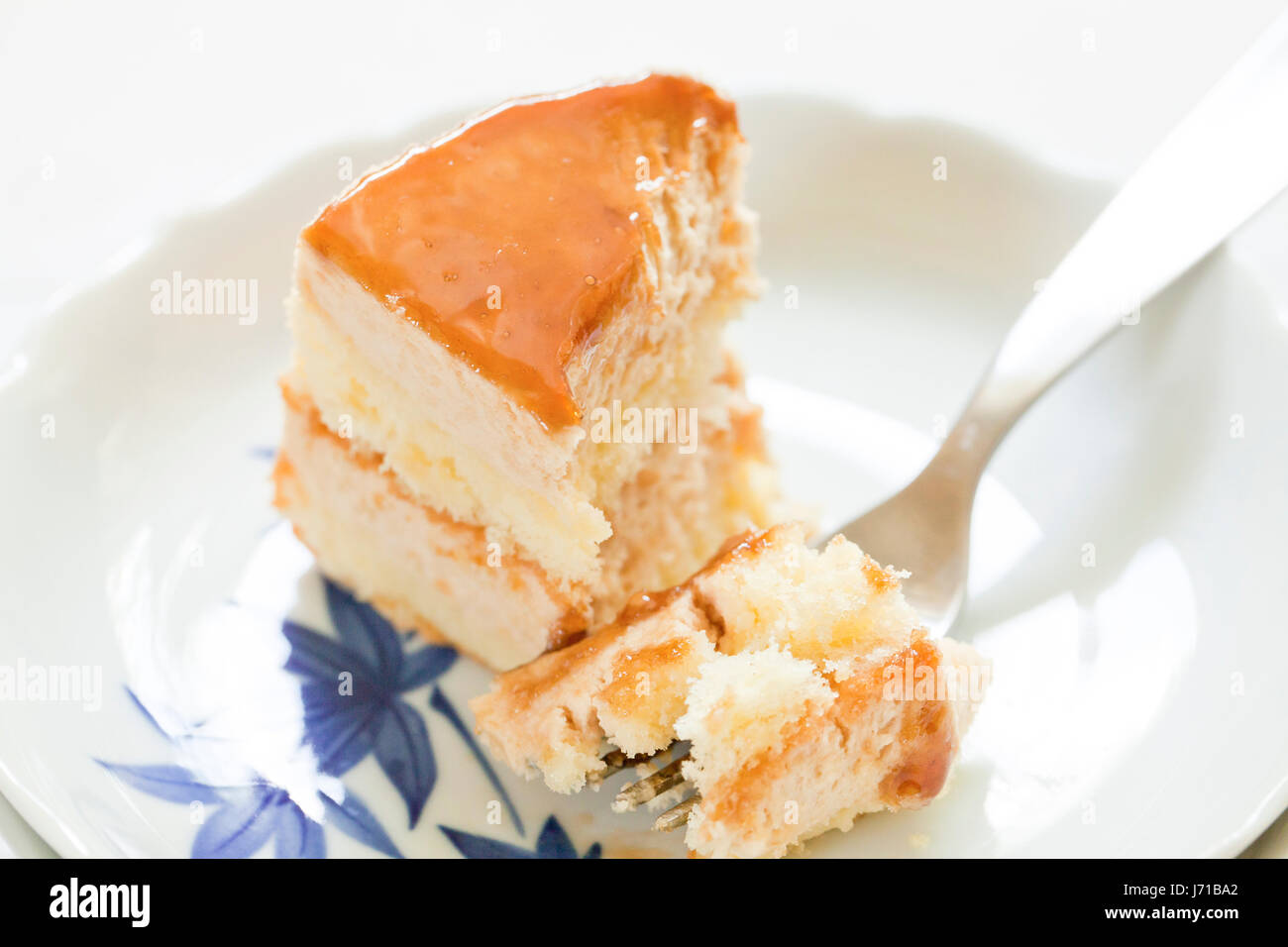 Medio comido rebanada de pastel de queso con capas en dish - EE.UU. Foto de stock