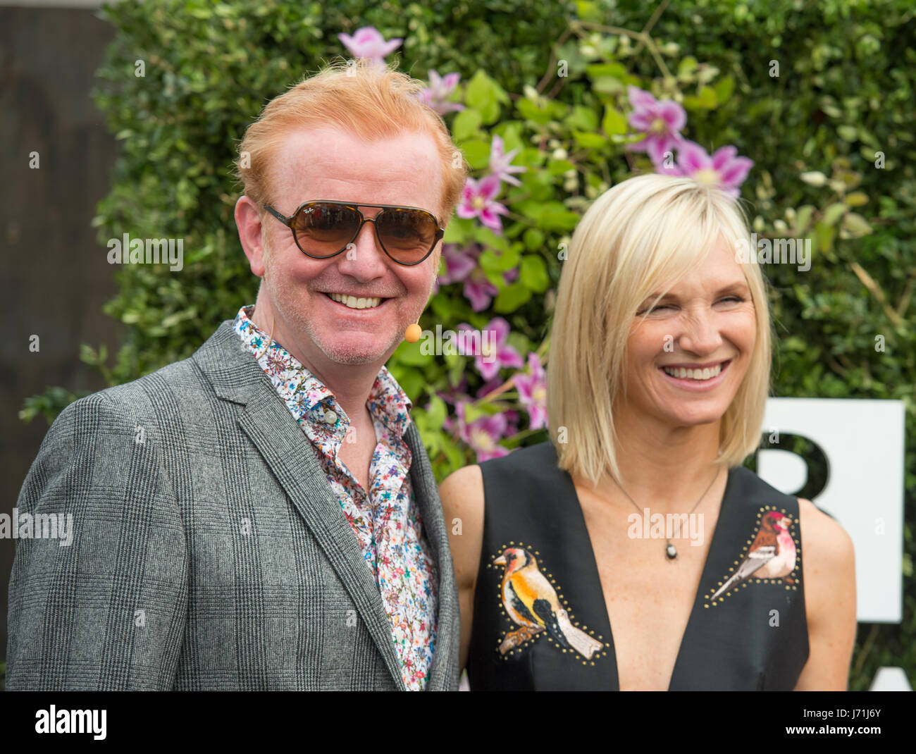 El Royal Hospital Chelsea, Londres, Reino Unido. 22 de mayo de 2017. El Pinnacle anual del calendario hortícola, el RHS Chelsea Flower Show, obtener una vista previa del día. Foto: BBC presentadores Chris Evans y Jo Whiley. Crédito: Malcolm Park editorial/Alamy Live News. Foto de stock