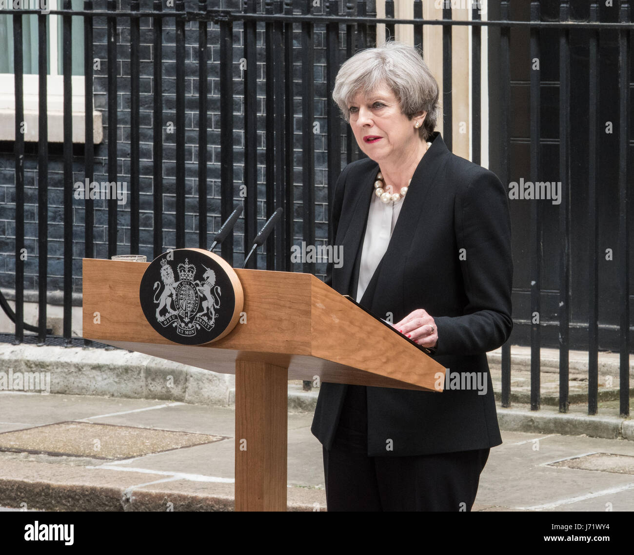 Londres, 23 de mayo de 2017; Teresa Mayo, hace una declaración de Downing Street en el bombardeo de Manchester Crédito: Ian Davidson/Alamy Live News Foto de stock