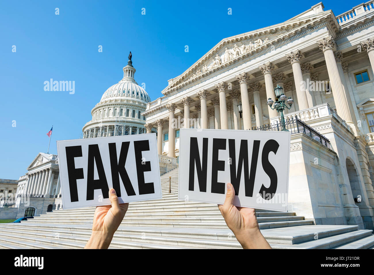 Manos sosteniendo pancartas protestando noticias falsas cobertura frente al edificio del Capitolio en Washington DC, EE.UU. Foto de stock