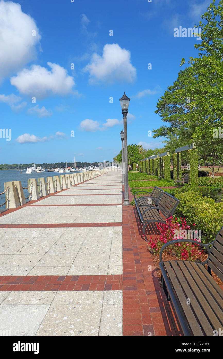 Paseo de Henry C. Salas Waterfront Park, situado al sur de Bay Street en el distrito histórico del centro de la ciudad de Beaufort, Carolina del Sur vertical Foto de stock