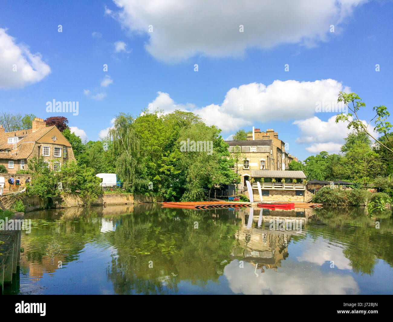 Vista del río Cam con punt barcos en Cambridge, Reino Unido Foto de stock