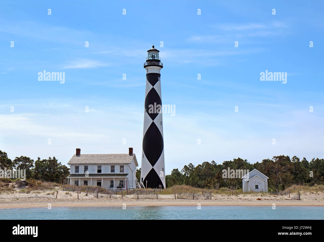 Faro de Cabo Lookout en el sur de Outer Banks o Crystal de la costa de Carolina del Norte vista desde el agua Foto de stock