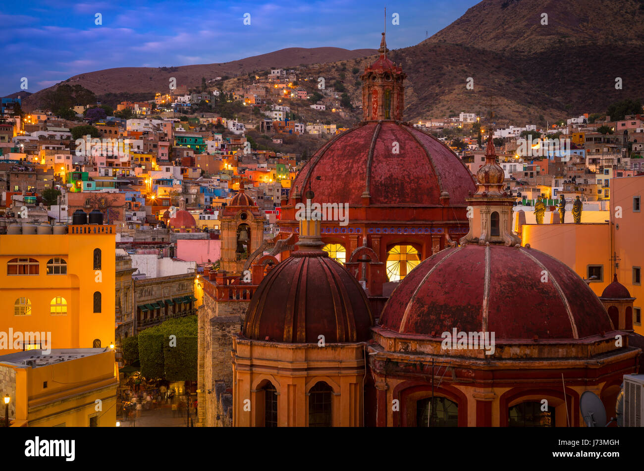 Vista desde las colinas de Guanajuato, México, con vistas al centro histórico de la ciudad. ------ Guanajuato es una ciudad y municipio en el centro de M Foto de stock
