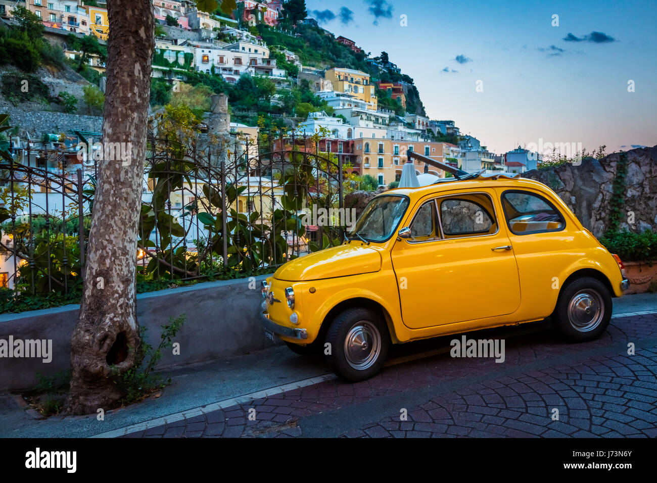 Fiat amarillo en Positano en la costa Amalfitana de Italia. Foto de stock