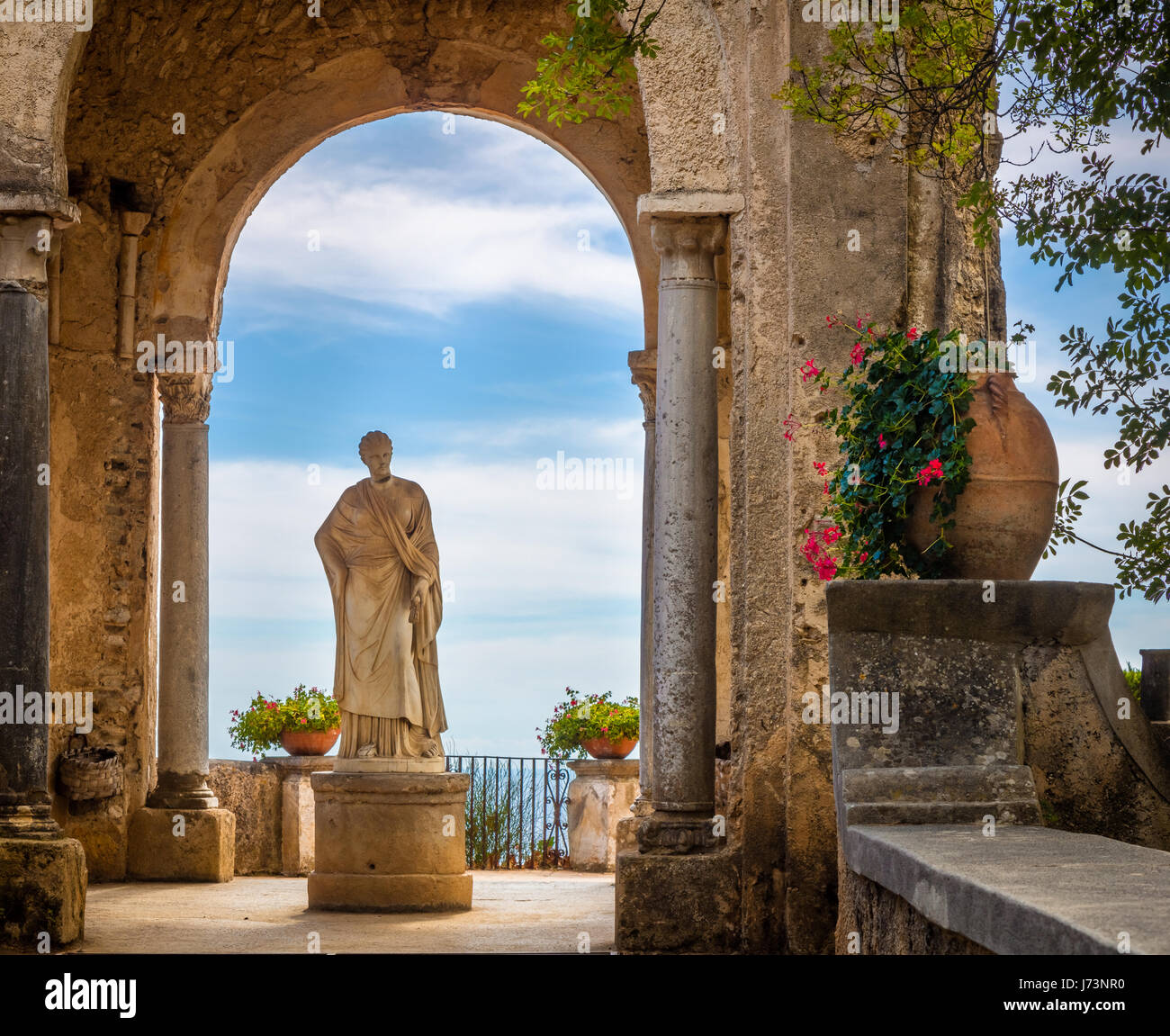 Villa Cimbrone es un edificio histórico en Ravello, en la costa de Amalfi en el sur de Italia. Foto de stock