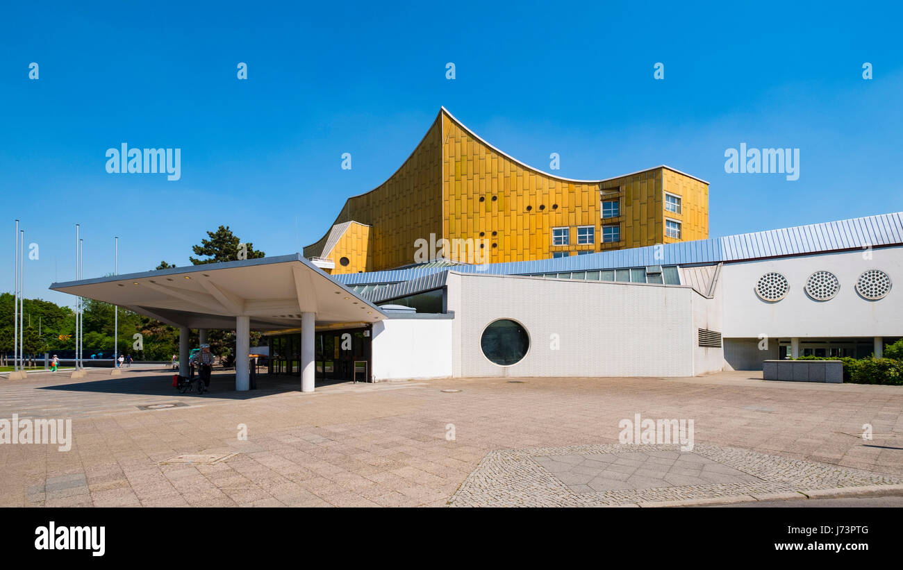 Vista exterior del salón de conciertos de la Filarmónica de Berlín, la casa de la Filarmónica de Berlín (Berliner Philharmoniker) orquesta en Berlín, Alemania Foto de stock