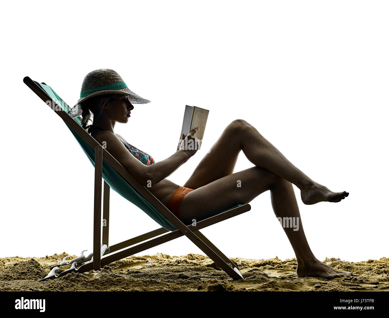 Mujer en la playa tomando el sol leyendo vacaciones vacaciones silueta aislado sobre fondo blanco. Foto de stock