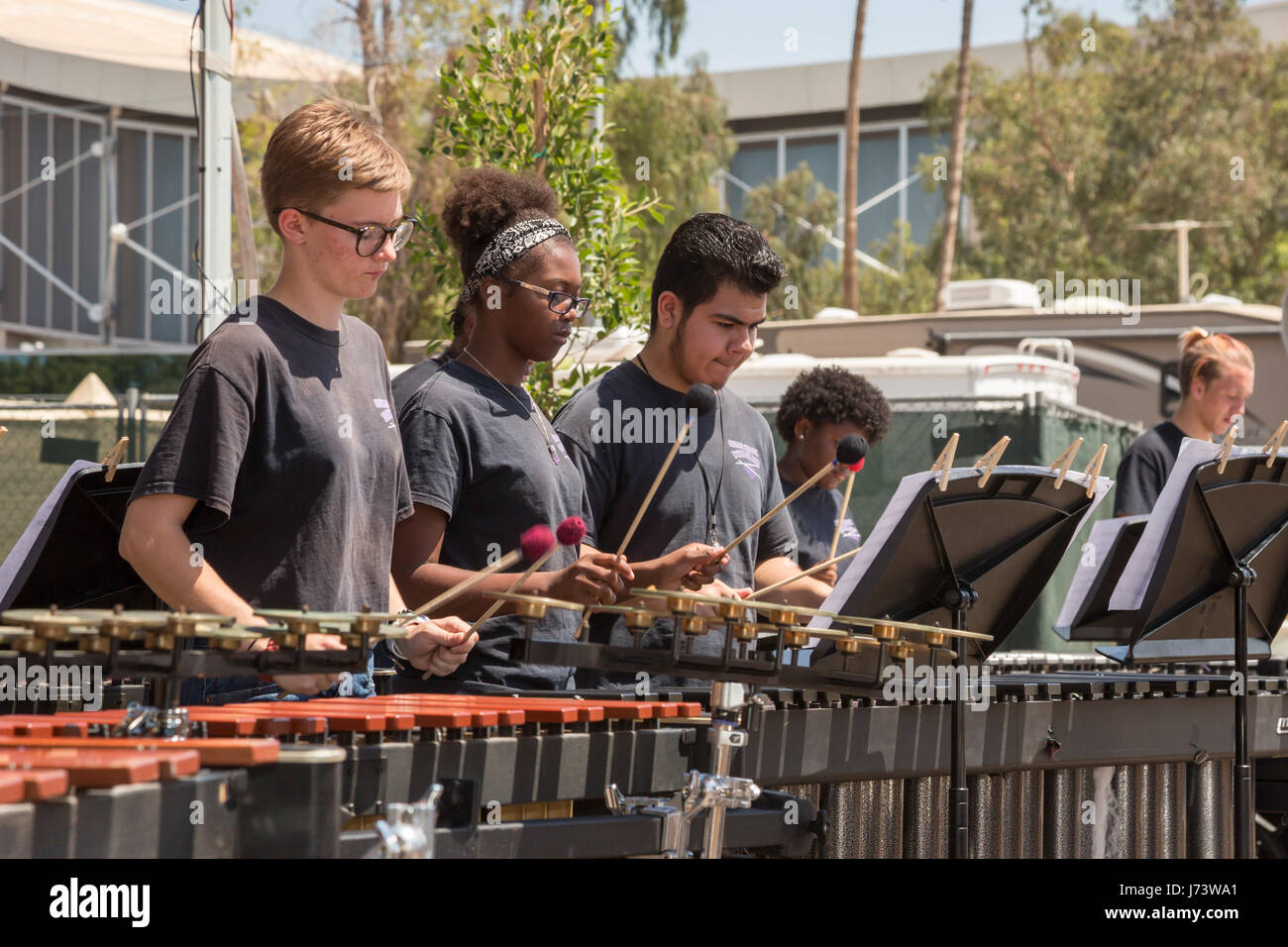 Phoenix, Arizona - El Cesar Chavez High School Ensemble de percusión se realiza en la Feria del Condado de Maricopa. Foto de stock
