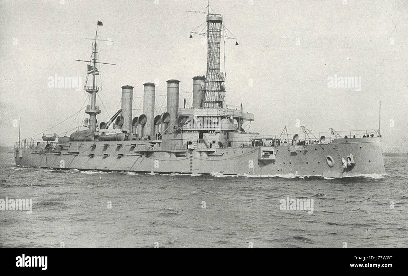 El crucero acorazado, Carolina del Norte, con una batería de cuatro cañones de 10 pulgadas y 16 cañones de seis pulgadas, circa 1912 Foto de stock