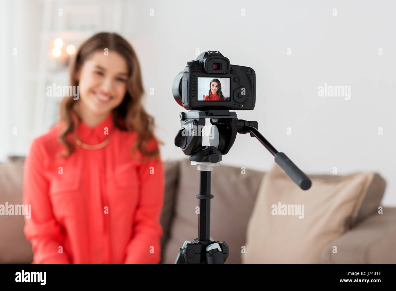 Mujer con cámara grabando vídeos en casa Foto de stock