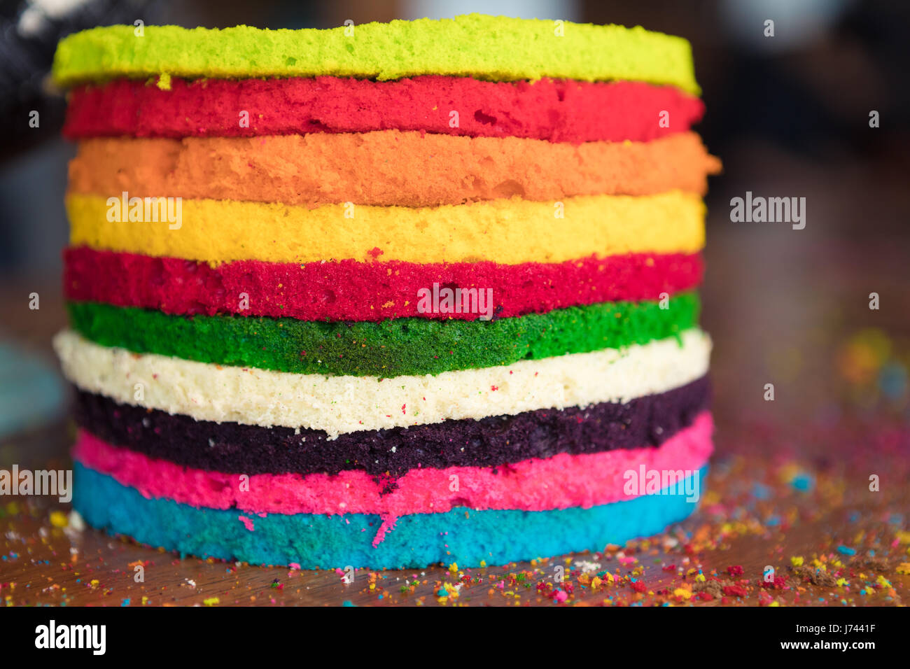 Bizcocho en capas de varios colores para hacer pastel arcoiris Fotografía  de stock - Alamy