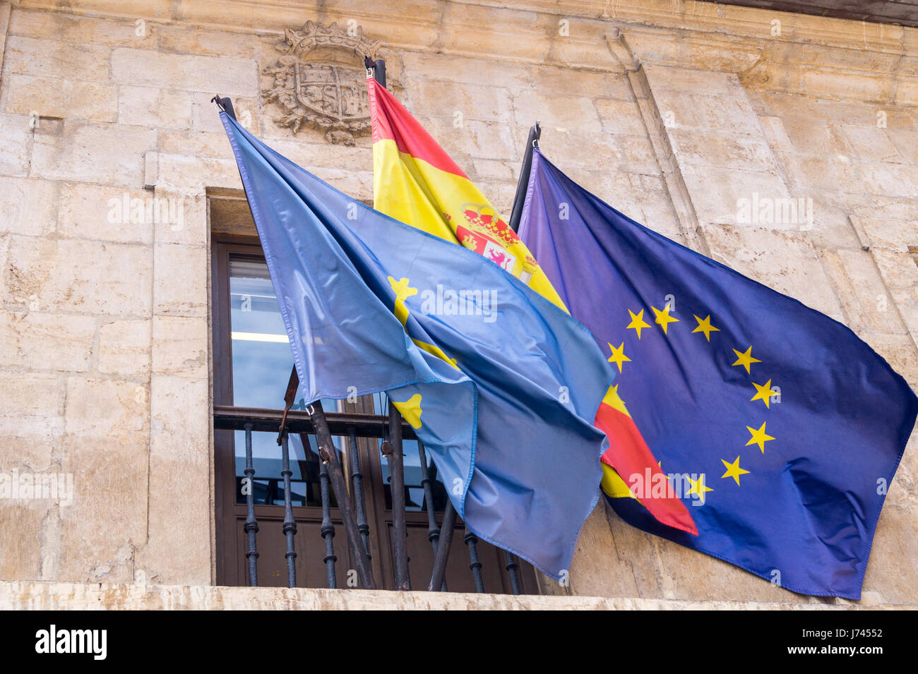 Banderas del Principado de Asturias, Reino de España y la Unión Europea fuera de un edificio gubernamental, Oviedo, Asturias, España Foto de stock