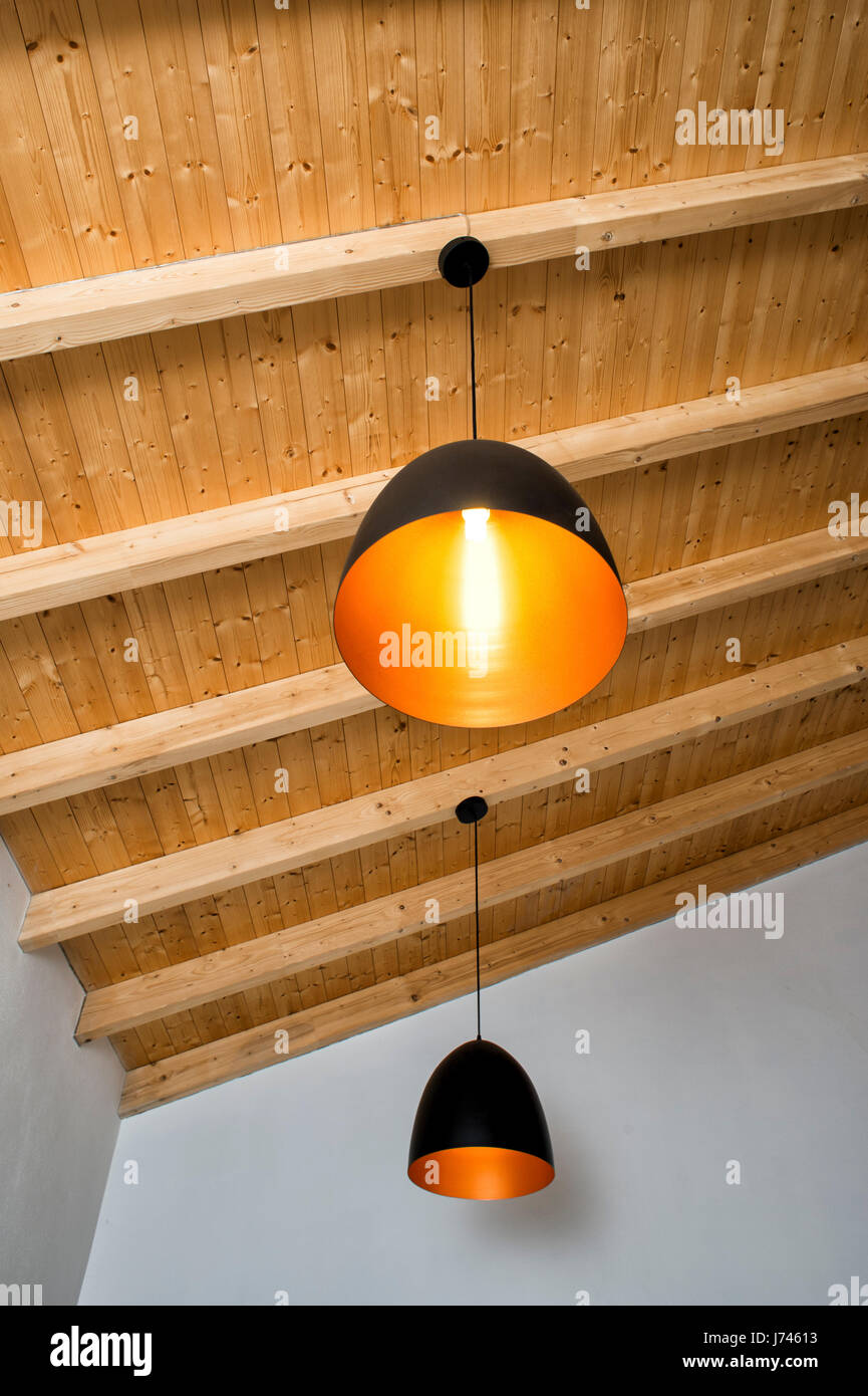 Luces colgantes de techo fotografías e imágenes de alta resolución - Alamy
