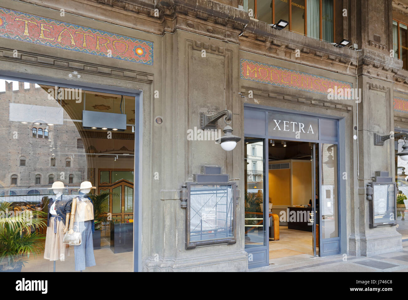 Bueno parque Natural gatear Tienda de ropa italiana fotografías e imágenes de alta resolución - Alamy