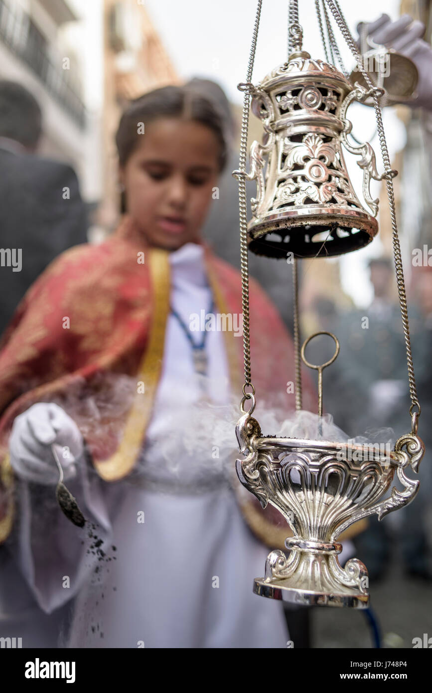 Altar niña llenando el quemador de incienso durante una procesión. Durante  la Semana Santa, procesiones con la imagen de Cristo y de la Virgen María  desfile aro Fotografía de stock - Alamy