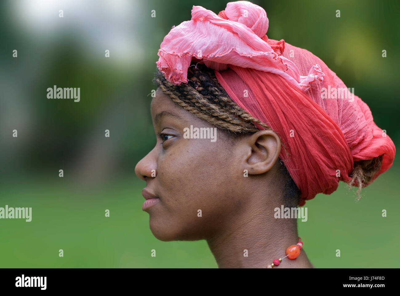 Retrato de perfil de estudiante africano retrato turbante frauenportrait africana Foto de stock