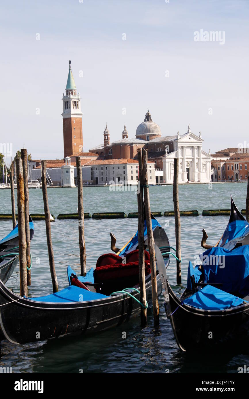 Las góndolas en Venecia. Foto de stock