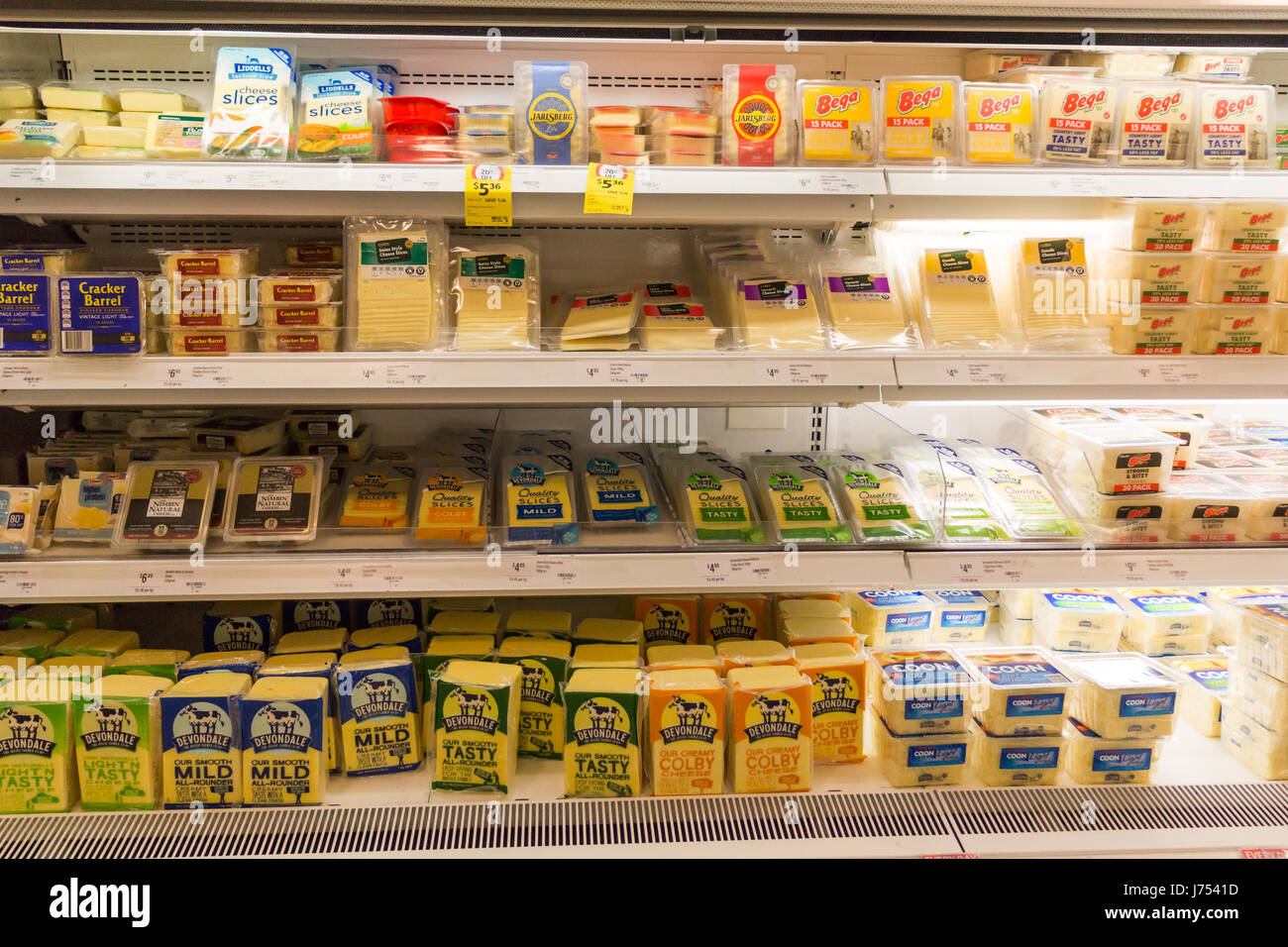 Varios quesos en la nevera en el supermercado, Australia Fotografía de  stock - Alamy