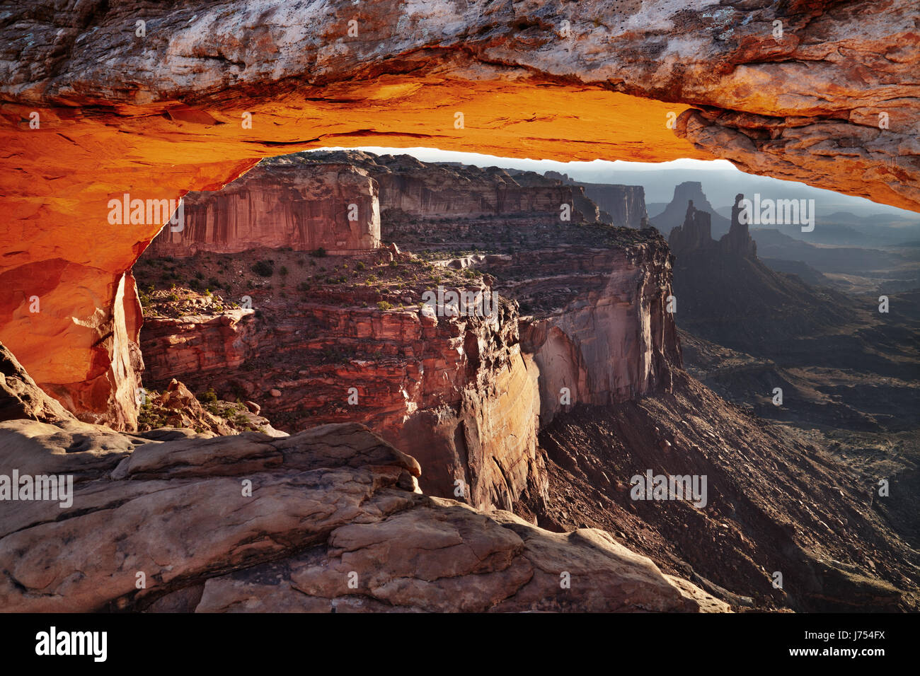 Mesa Arch al amanecer en el Parque Nacional Canyonlands, en Utah, EE.UU. Foto de stock