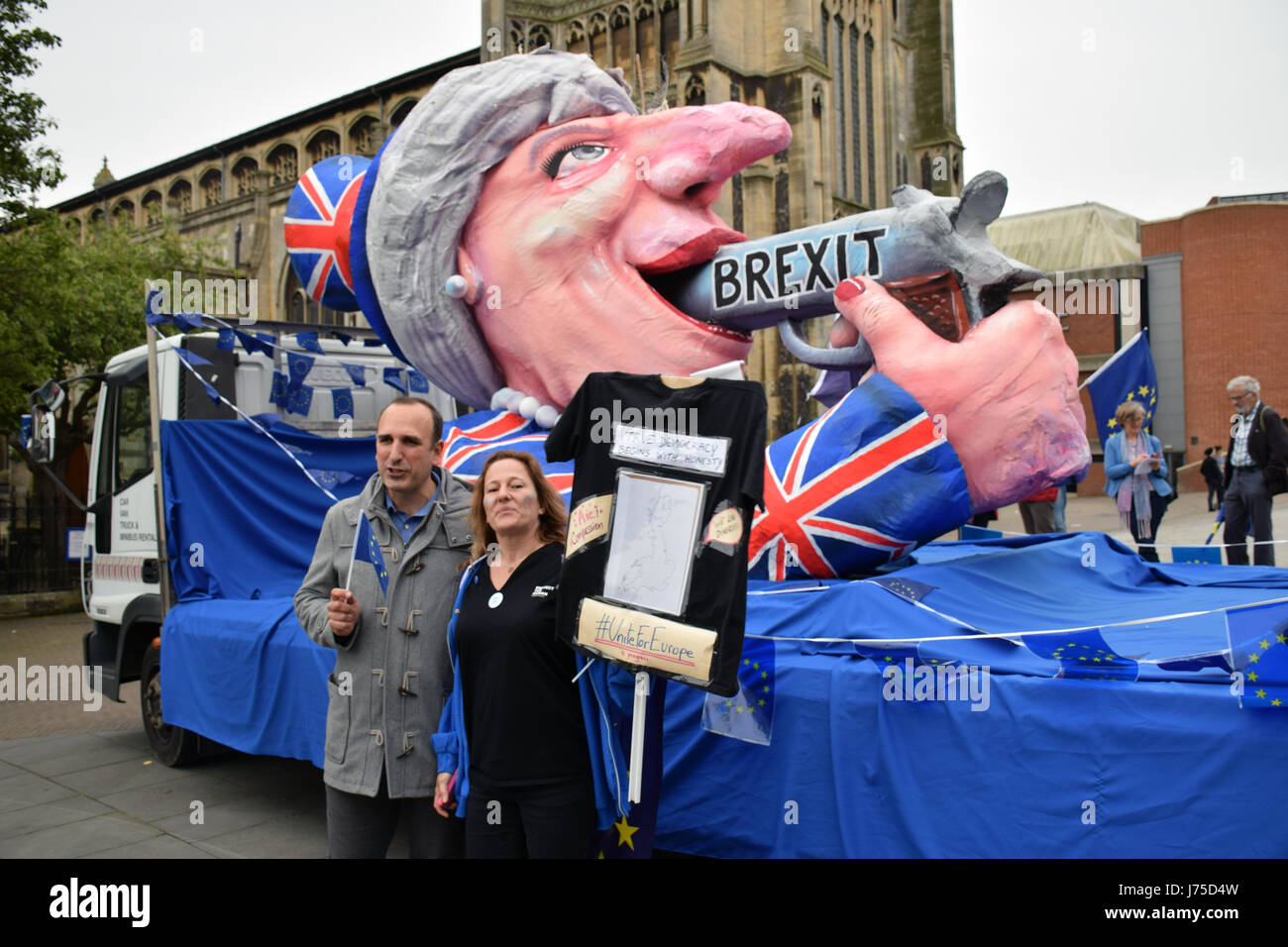 Protesta Anti-Brexit fuera del foro en Norwich con Theresa pueden flotar. 18 de mayo de 2017 REINO UNIDO Foto de stock