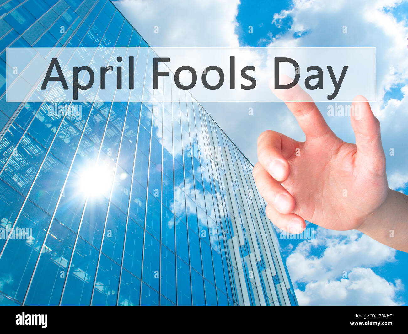April Fools Day - Mano presionando un botón de fondo borroso concepto . Negocios, tecnología, internet concepto. Stock Photo Foto de stock