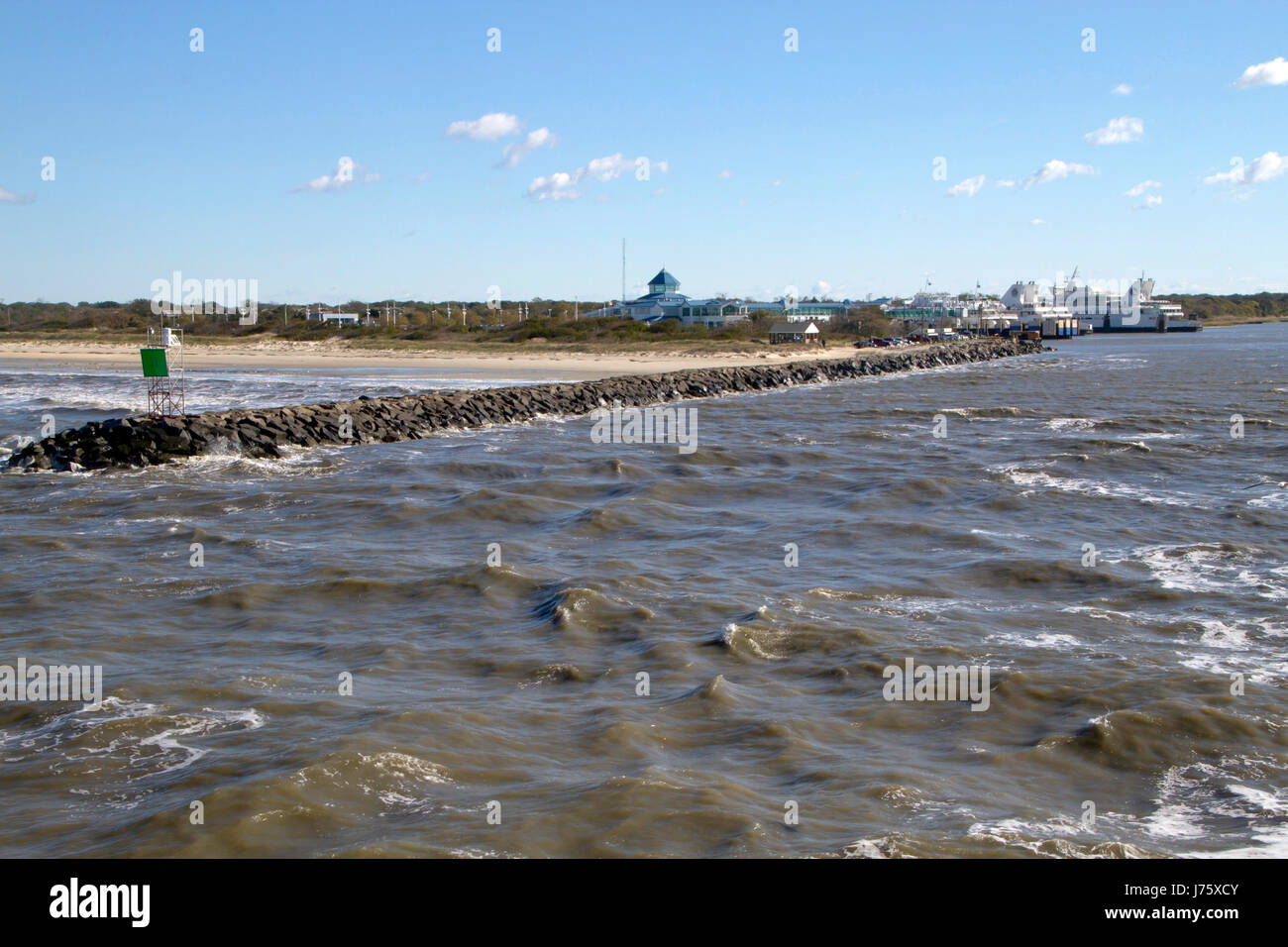 Embarcadero de rocas en la Bahía Delaware por el cabo May-Lewes Ferry de Delaware. Foto de stock