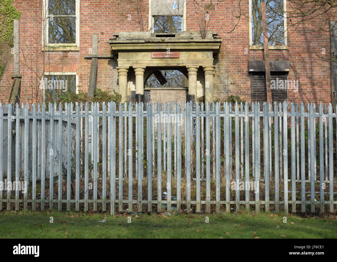Whitefield ayuntamiento ruina detrás de la esgrima de acero galvanizado en whitefield lancashire reino unido Foto de stock