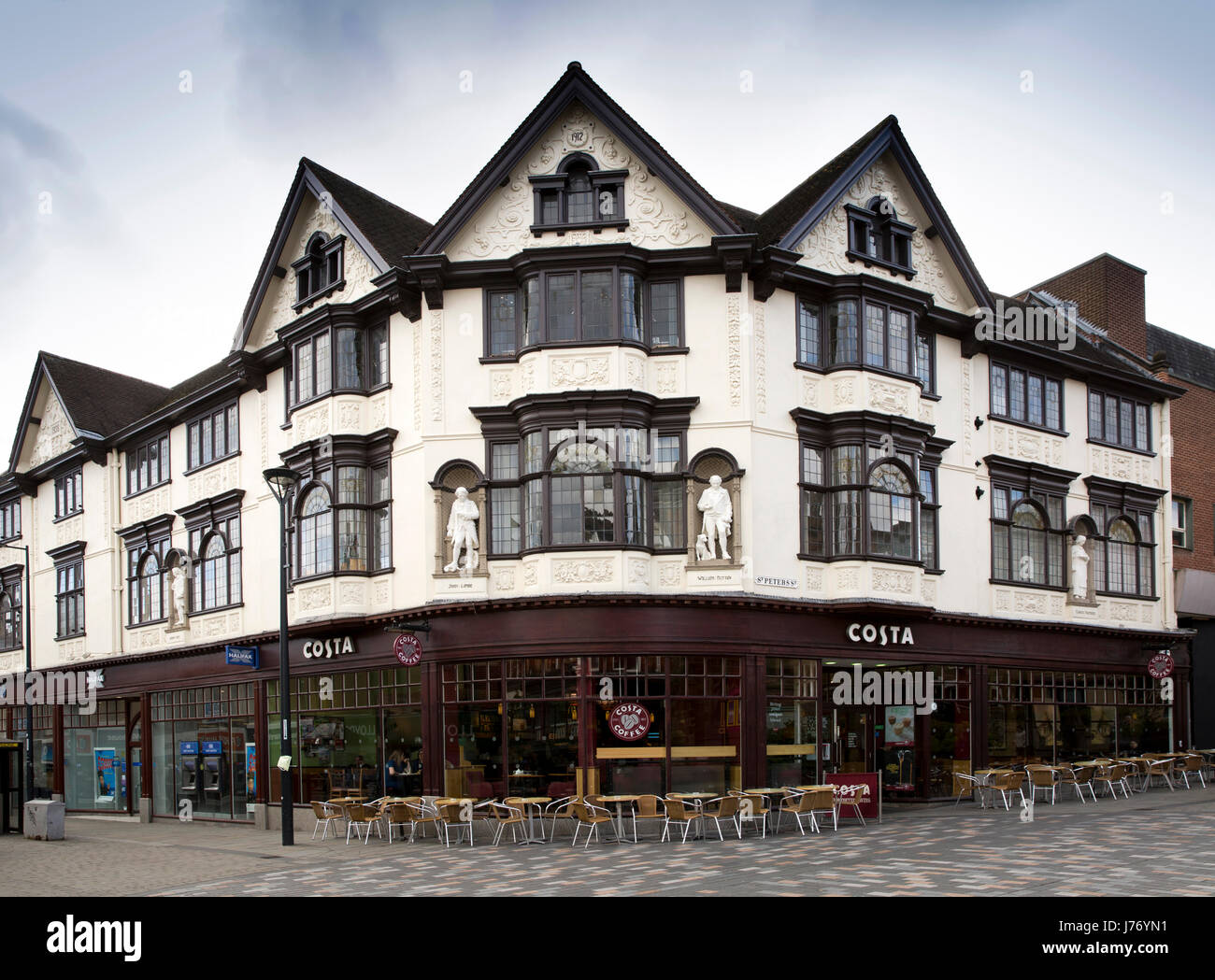 Reino Unido, Inglaterra, Derbyshire, Derby, St Peter's Street, Costa Coffee en antiguo edificio eduardiano botas químico Foto de stock