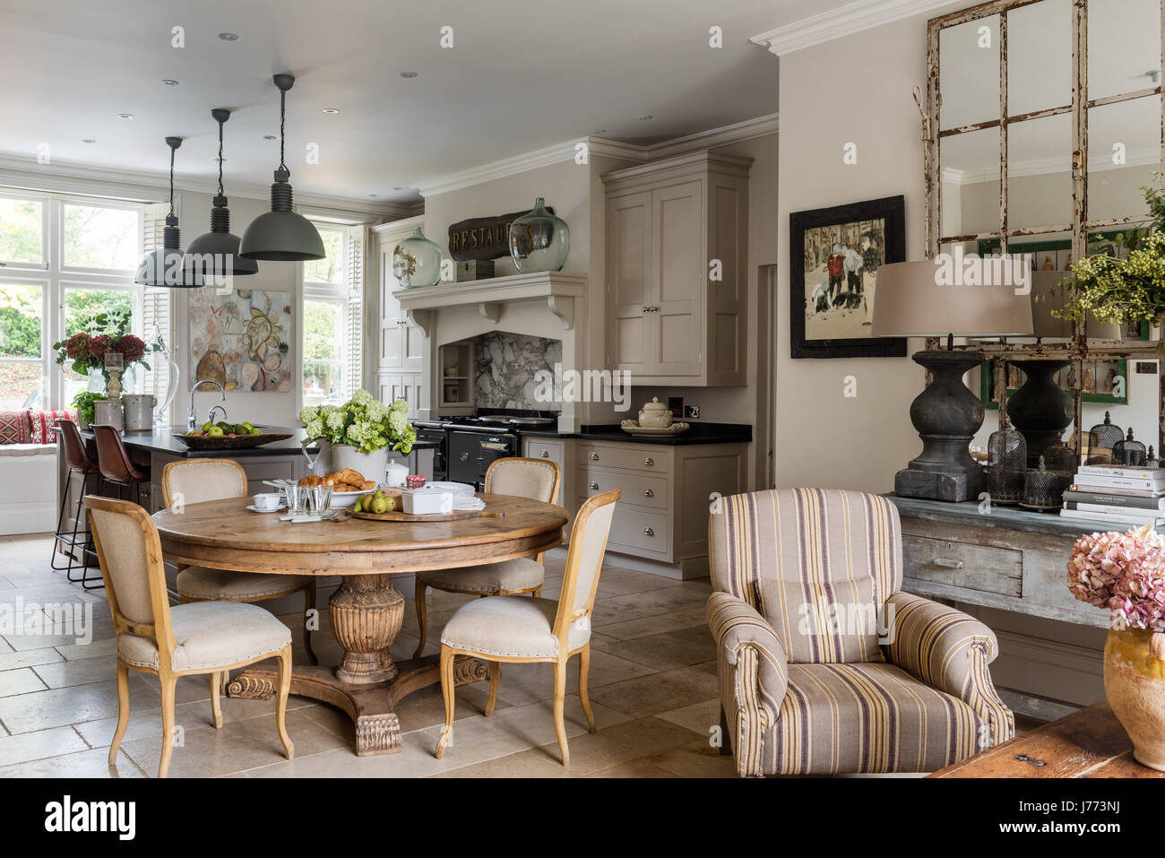 Amplia cocina comedor con baldosas de piedra caliza y muebles de cocina a medida por Thomas Ford & Sons. Mesa y sillas circular todos por Bardoe & Appel Fotografía de stock - Amplia cocina comedor con baldosas de piedra caliza y muebles de cocina a medida por Thomas Ford & Sons. Mesa y sillas circular todos por Bardoe & Appel Fotografía de stock -