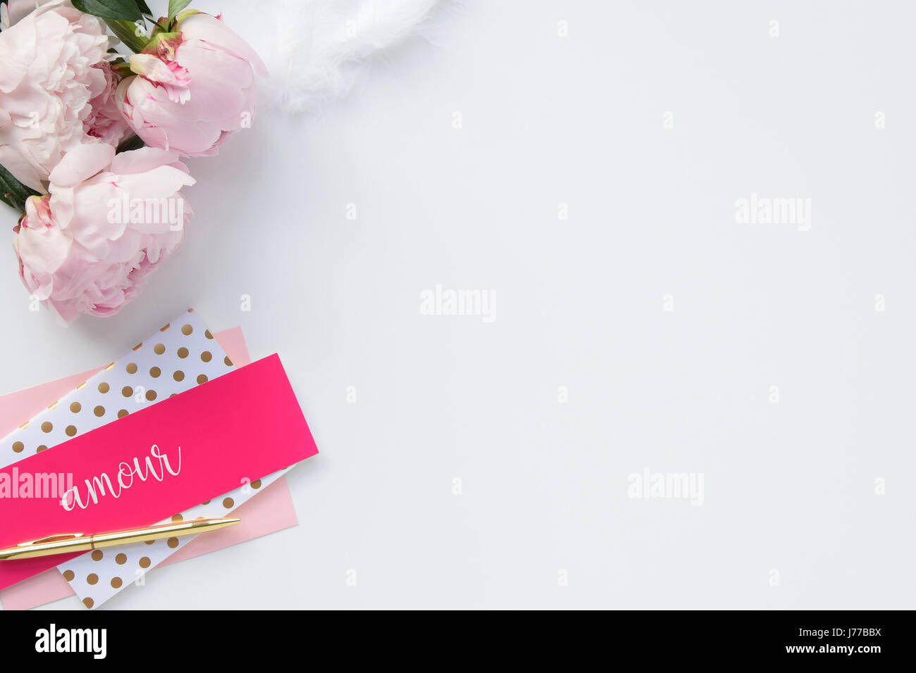 Hermoso, femenino laico plana con papelería y peonías, rosa y oro, por blog, maquetas, un montón de espacio en blanco Foto de stock