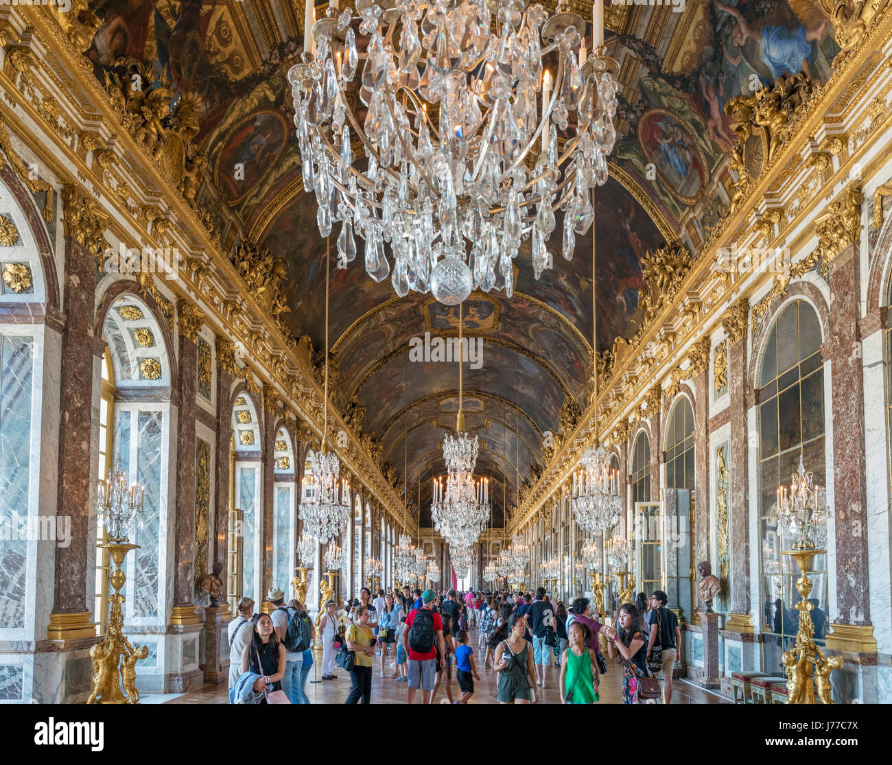 El salón de los espejos (Galerie des Glaces), el Chateau de Versailles (Palacio de Versalles), cerca de París, Francia Foto de stock